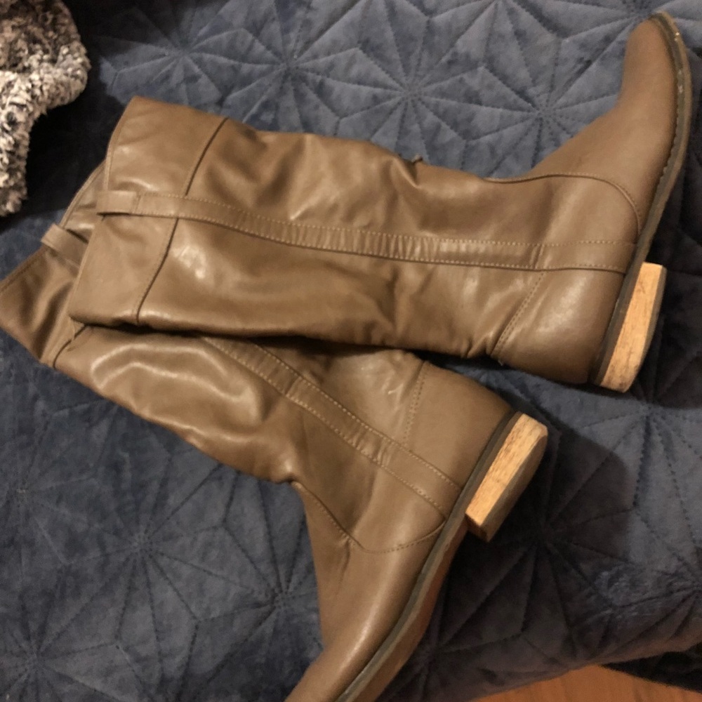 cute brown leather boots!